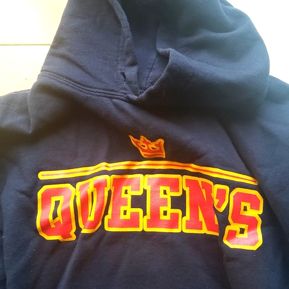 Queen's University Sweater in Medium - Picture 2 of 3